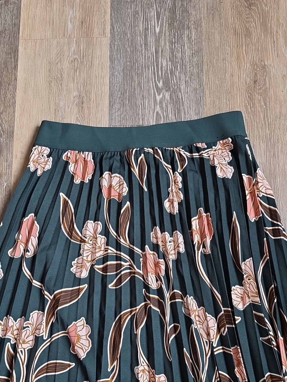 DR2 Pleated Floral Midi Skirt - Picture 10 of 15